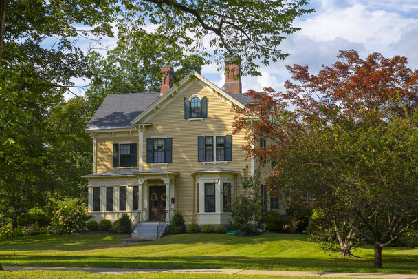 Bâtiment résidentiel historique sur Main Street dans le centre historique de Concord, Massachusetts MA, USA.  - Photo, image