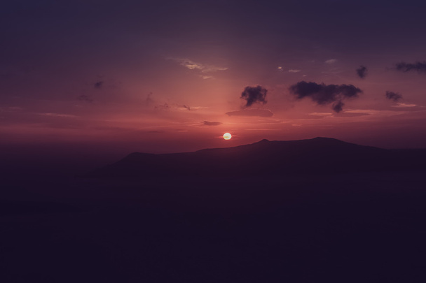 Закат над Кальдерой с видом на море на острове Санторини, Греция
 - Фото, изображение