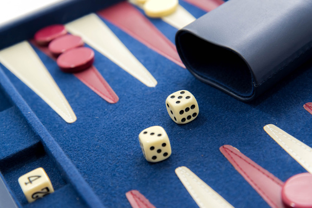bordspellen - backgammon in het spel - Foto, afbeelding