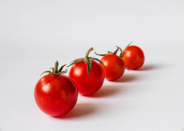 cherry rajčata izolované na bílém pozadí - Fotografie, Obrázek