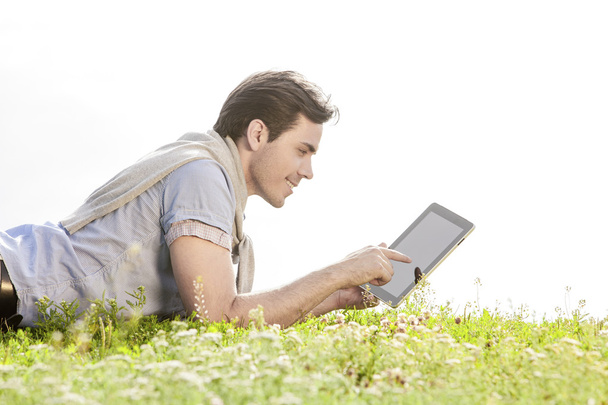 Man using digital tablet - Foto, Imagen