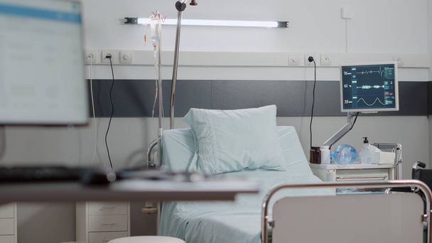 Niemand im Krankenhausbett auf der Intensivstation - Foto, Bild