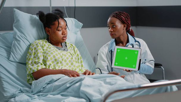 Lekarz prowadzący tabletkę cyfrową z poziomym zielonym ekranem - Zdjęcie, obraz