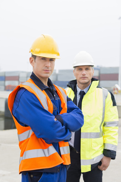 worker standing with coworker - Foto, imagen
