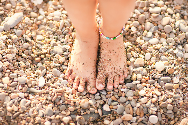 Malá holka nohy na pláži - Fotografie, Obrázek
