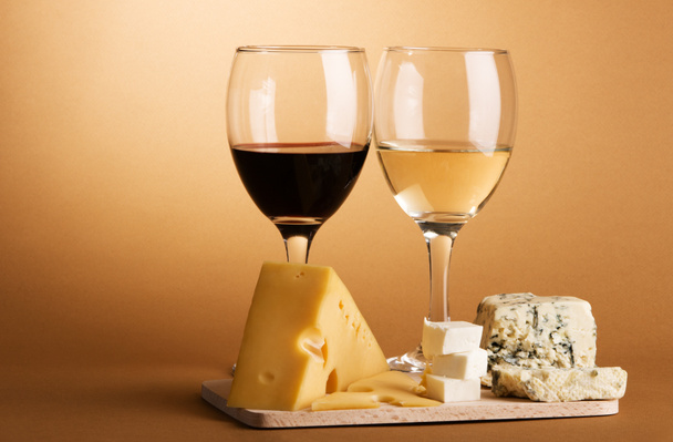 Натюрморт из вина и сыра
 - Фото, изображение
