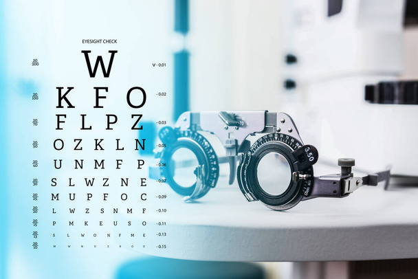 Kolaż z wykresem badań wzroku i ramami próbnymi w gabinecie okulisty - Zdjęcie, obraz