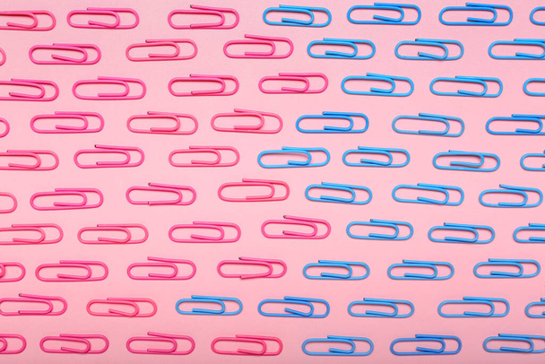 Pinzas de papel rosadas y azules sobre fondo de color - Foto, Imagen