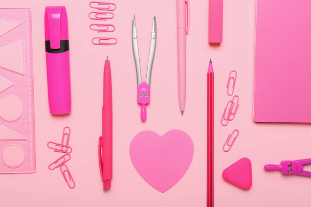 ピンク色の紙クリップと学校の文房具 - 写真・画像