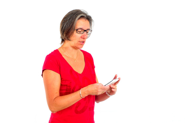 Mujer en camiseta roja en smartphone en estudio
 - Foto, Imagen