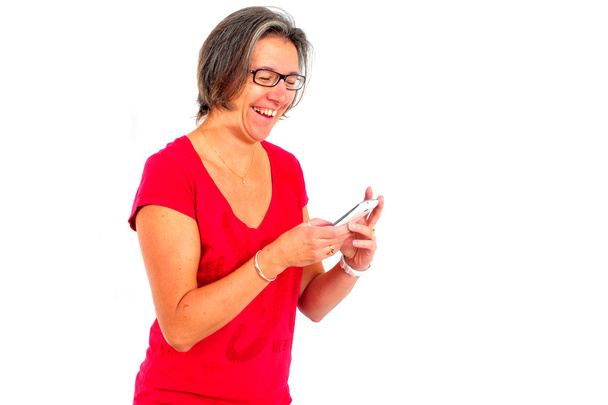 Mujer en camiseta roja en smartphone en estudio
 - Foto, Imagen