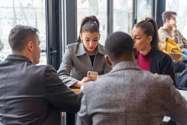 Multiraciale zakenmensen hebben een serieuze discussie over de bedrijfsplannen en ideeën terwijl ze in het café zitten - Foto, afbeelding