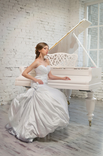 Bride playing  piano - Foto, Imagen