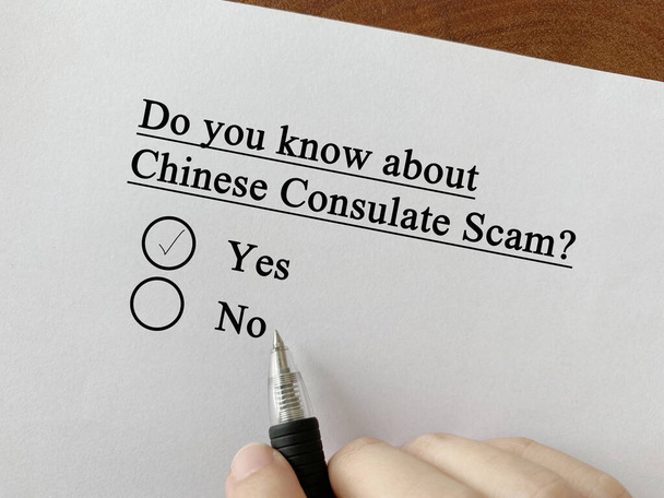 Une personne répond à la question sur l'escroquerie et la fraude. Il connaît l'arnaque du consulat chinois.. - Photo, image