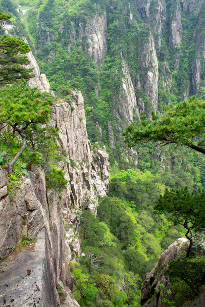 Пейзаж живописное место Хуаншань (Желтые горы). Горный хребет в южной провинции Аньхой на востоке Китая. Входит в список Всемирного наследия ЮНЕСКО.  - Фото, изображение