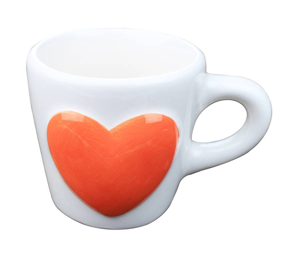oranje hart koffie kopje geïsoleerd op witte achtergrond - Foto, afbeelding