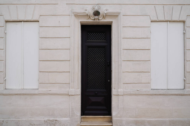 clássico preto casa entrada de madeira Porta em francês parede rua fachada - Foto, Imagem