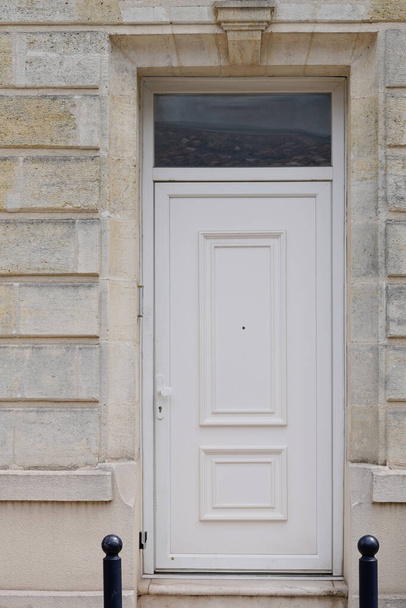porte blanche entrée maison porte en bois peint dans la rue - Photo, image