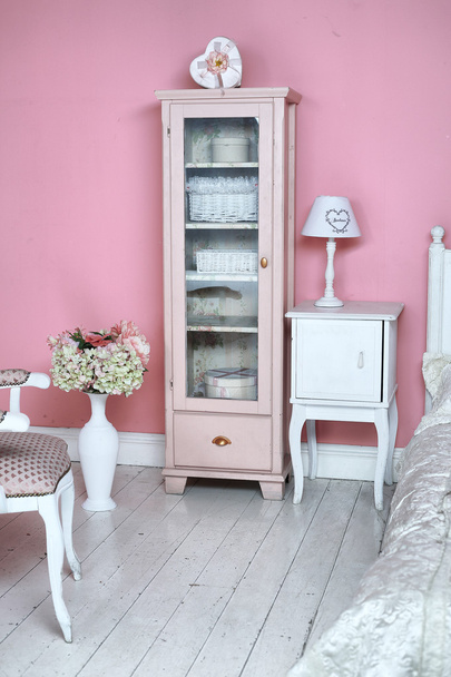 gemütliche stilvolle Vintage-Ecke des rosafarbenen Schlafzimmers mit Bodenvase  - Foto, Bild