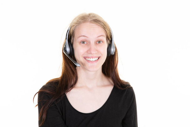 mulher retrato de sorrir alegre jovem operador de telefone de apoio no fone de ouvido isolado sobre fundo branco - Foto, Imagem