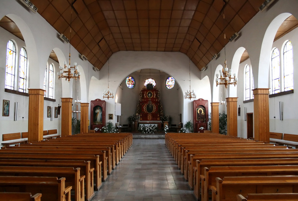 Интерьер церкви в ярких тонах
 - Фото, изображение