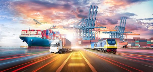 Logistics Μεταφορά Εισαγωγή Εξαγωγή και Εμπορευματοκιβώτιο Εμπορευματοκιβώτιο Πλοίο, τρένο εμπορευμάτων, αεροπλάνο φορτίου, φορτηγό εμπορευματοκιβωτίων στην εθνική οδό στο βιομηχανικό λιμάνι αποβάθρα φόντο αυλή, χειριστές, Global Business - Φωτογραφία, εικόνα