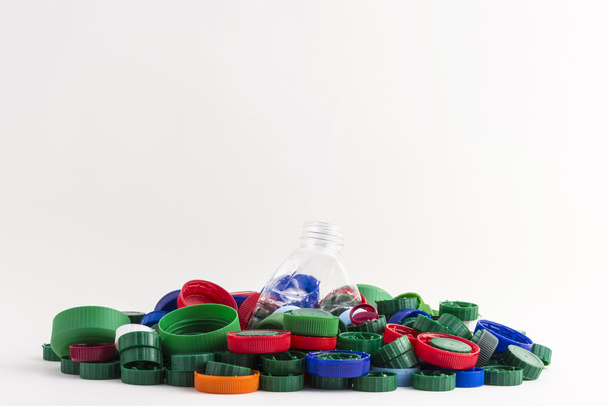 пластиковые заглушки и бутылки
 - Фото, изображение