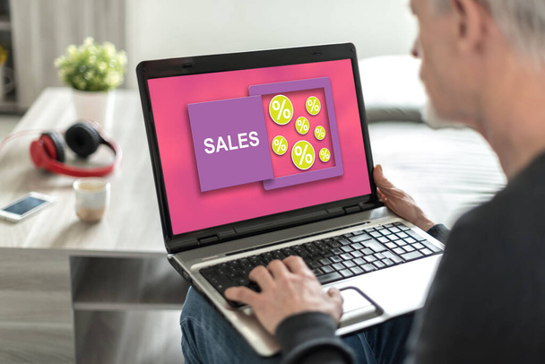 Ekran laptopa wyświetlający koncepcję sprzedaży i rabatów - Zdjęcie, obraz