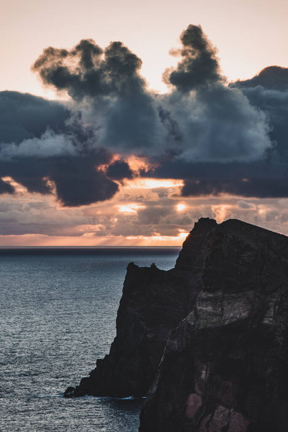 Όμορφη άγρια φύση που περιβάλλεται από μεγάλους βράχους στην περιοχή του ponta de sao lourenco στα βορειοανατολικά του νησιού της Μαδέρας στην Πορτογαλία. Τουριστικός προορισμός της Πορτογαλίας. Ηλιοβασίλεμα πάνω από βράχια. - Φωτογραφία, εικόνα