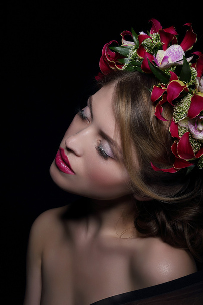 Elegance. Bliss. Dreamy Woman with Wreath of Flowers - Fotoğraf, Görsel