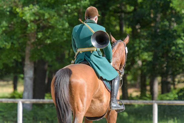 Blick auf einen Reiter während einer Jagd in Frankreich - Foto, Bild