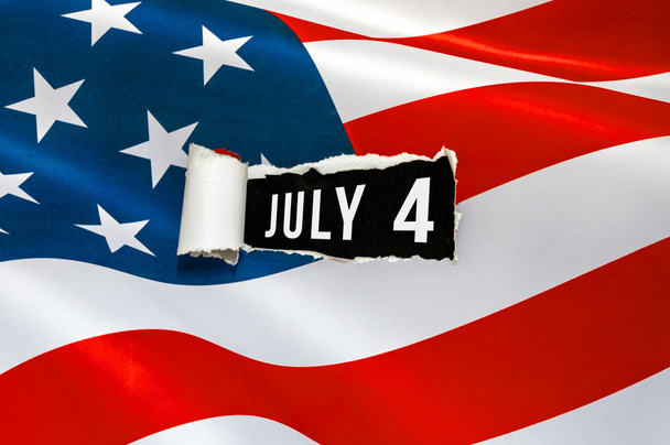 7月4日、アメリカ軍の旗に関する伝言が裂けた。独立記念日。直接上記の休日の概念を撮影.  - 写真・画像