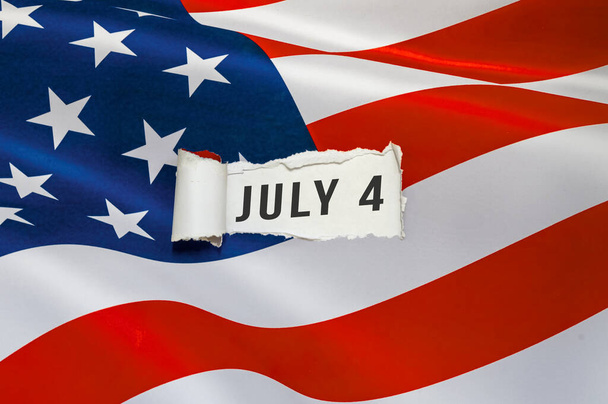 Message du 4 juillet sur l'ouverture déchirée du drapeau américain. Jour de l'indépendance. Directement au-dessus du concept Hollyday.  - Photo, image