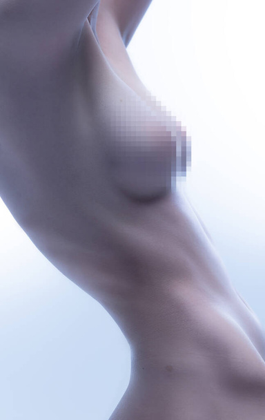 Жіноча текстура тіла. Тонке жіноче тіло ізольоване на білому тлі. Ніжність, чуттєвість
 - Фото, зображення