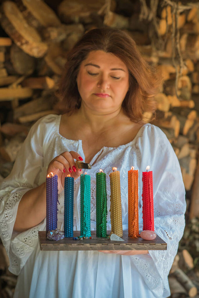 Uzdrawianie energii, sesja reiki lub rytuały czakry ze świecami. Kobieta wicca magia, nowy świat, medycyna alternatywna - Zdjęcie, obraz