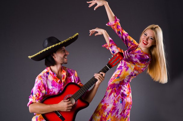Ισπανικό ζευγάρι που παίζει κιθάρα και χορό - Φωτογραφία, εικόνα