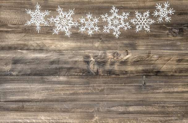 adorno de Navidad copos de nieve blancos sobre fondo de madera
 - Foto, Imagen