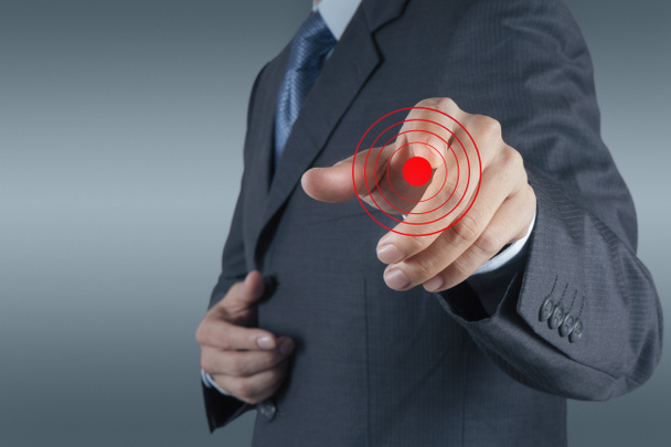 Geschäftsmann Hand zeigt Zielsymbol als Geschäftskonzept  - Foto, Bild