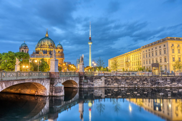 La Cattedrale di Berlino, la famosa Torre della TV e una parte del ricostruito Palazzo della Città di notte - Foto, immagini