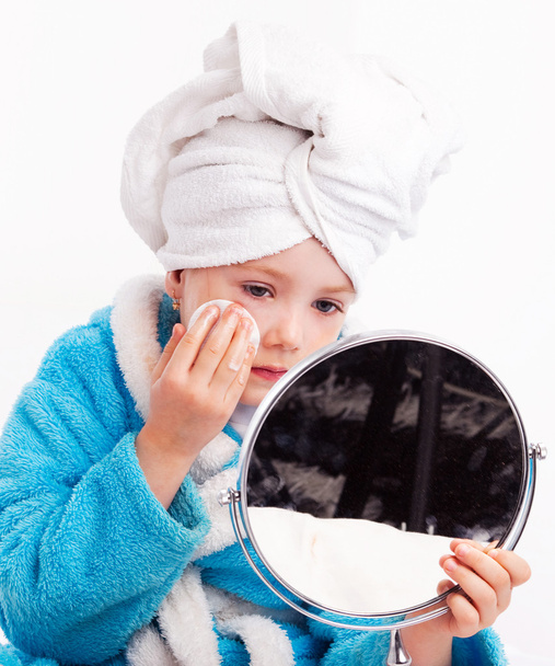 Child applying makeup - Foto, Imagem