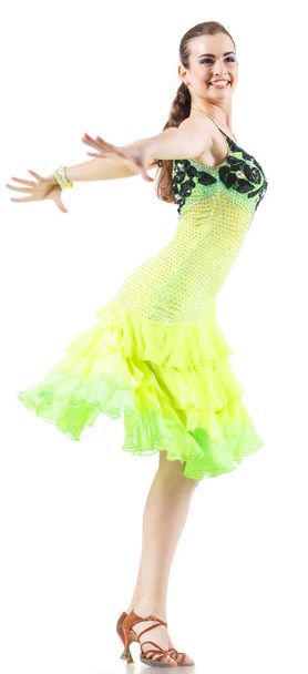 studio ritratto di giovane donna attraente che danza il flamenco - Foto, immagini