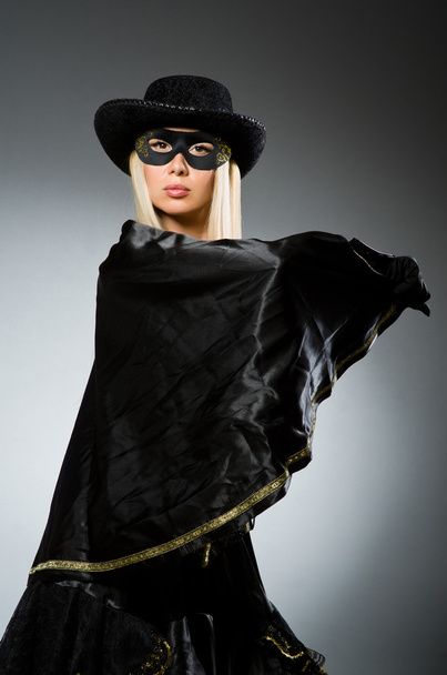Жінка в масці на темному тлі
 - Фото, зображення
