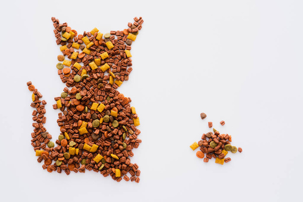 vista superior de forma de gato hecha de alimento para mascotas aislado en blanco - Foto, imagen
