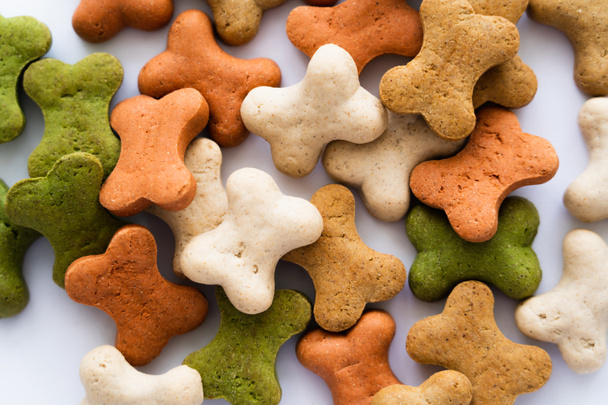 vue rapprochée des biscuits croquants en forme d'os pour chien  - Photo, image