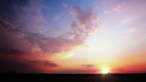 Lucht en wolken bij zonsondergang achtergrond - Video