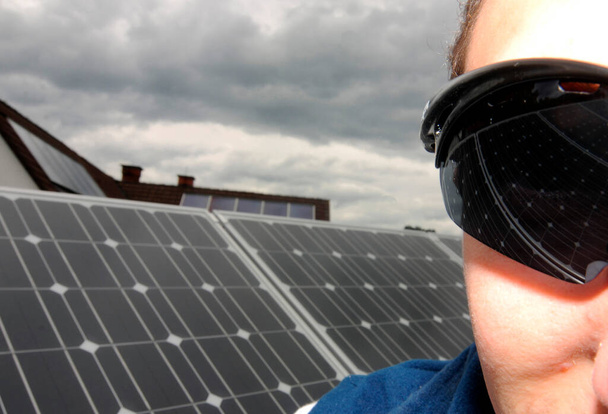 持続可能なエネルギー、人、技術のための太陽光パネルです - 写真・画像