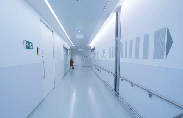 in piedi in un corridoio ospedaliero, cure mediche e assistenza sanitaria - Foto, immagini