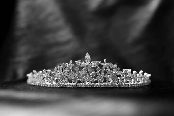 Koninklijke diadeem met marquise geslepen edelstenen, diamanten, zwart en wit. - Foto, afbeelding