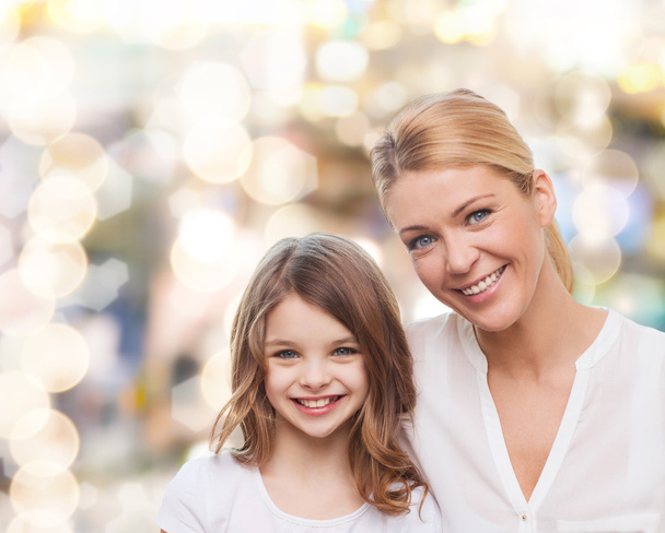 smiling mother and little girl - Foto, imagen