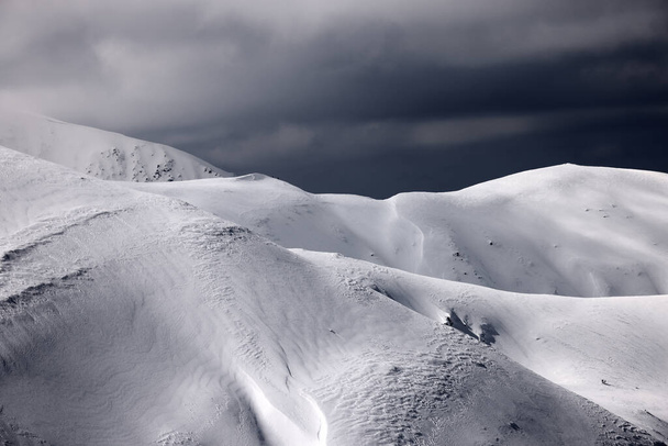 Зимовий пейзаж у Трансильванських Альпах - гори Фагарас, Румунія, Європа - Фото, зображення